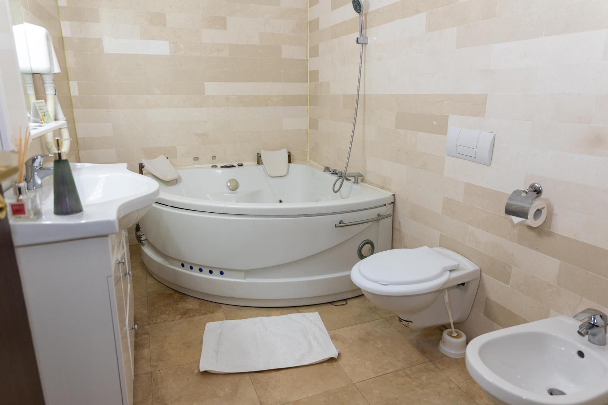 Hotel Rodiv Găeşti Eksteriør billede