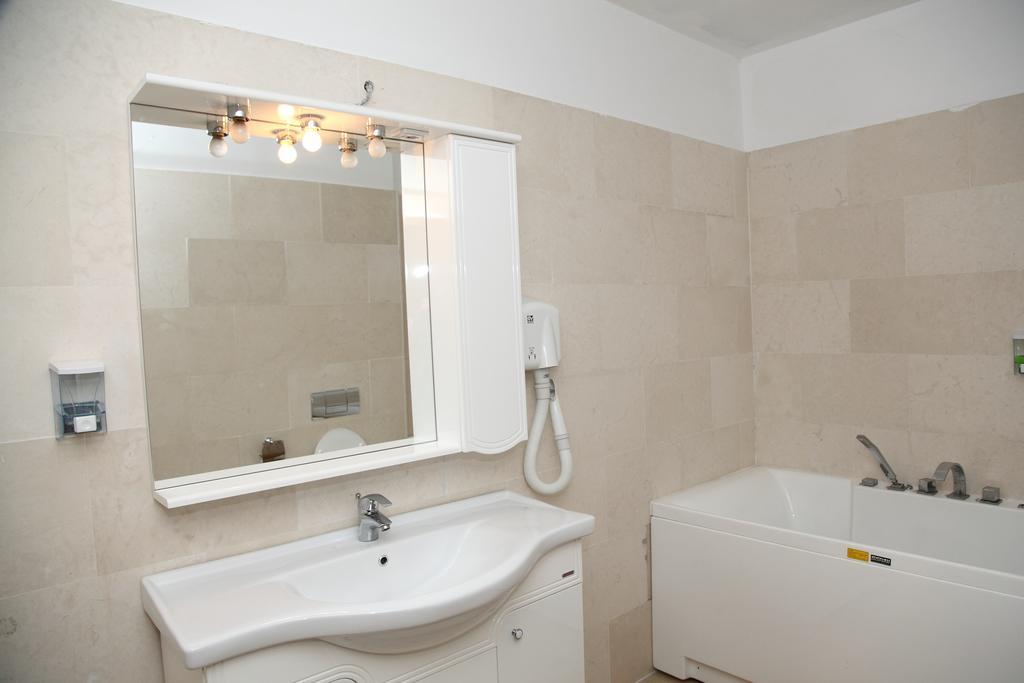 Hotel Rodiv Găeşti Eksteriør billede